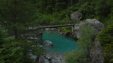 Kleine-Brücke-über-Einen-Bach-Auf-Den-Spuren-Des-Lago-Lagazzuolo-In-Der-Nähe-Von-Chiesa-In-Valmalenco,-Lombardei,-Norditalien