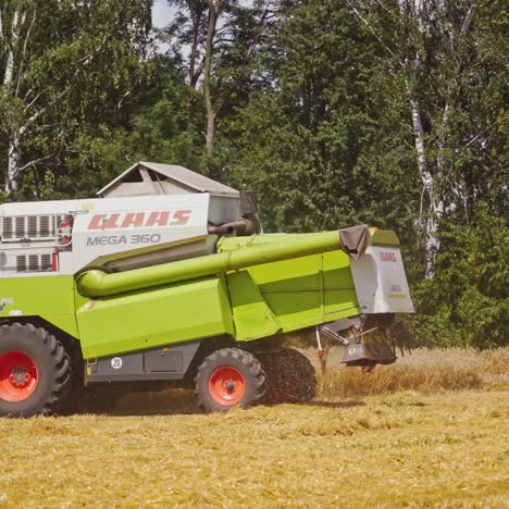 harvesting with combine harvester