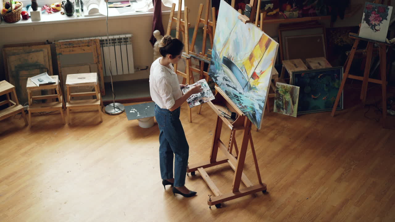 Kvinde der maler i kunststudie