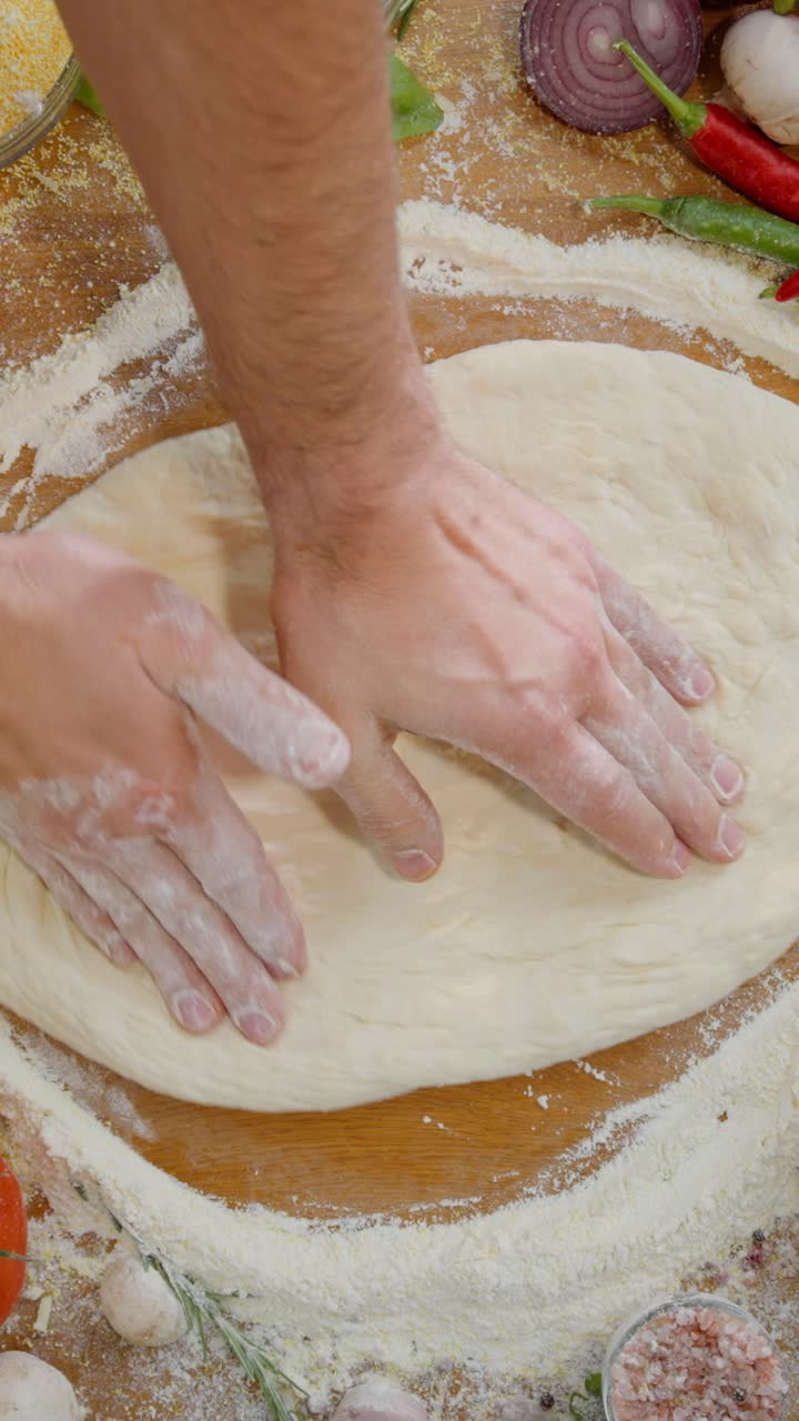 Preparazione dell'impasto per pizza