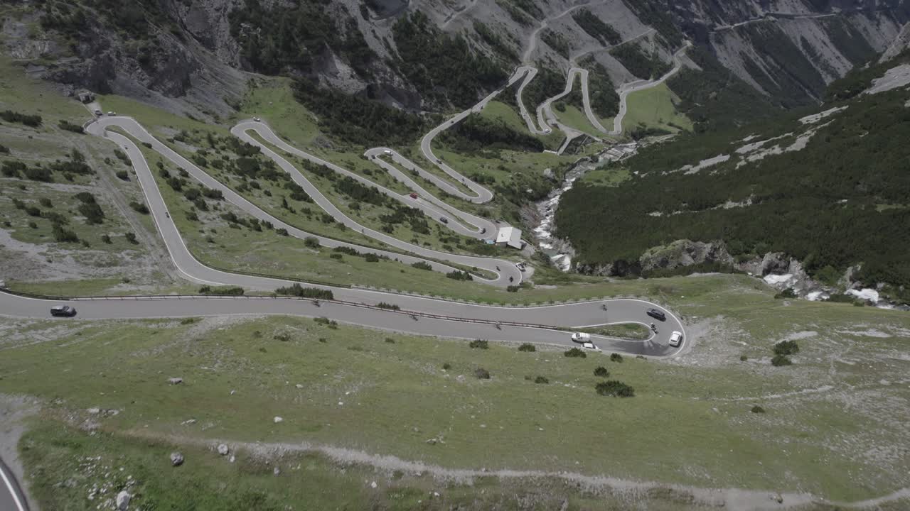 воздушный вид извилистой горной дороги