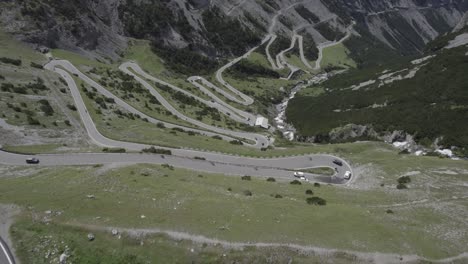 vista aérea de una sinuosa carretera de montaña
