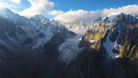 Luftdrohnenansicht,-Die-In-Richtung-Gletscher-In-Der-Epischen-Berglandschaft-Kirgisistans-Fliegt