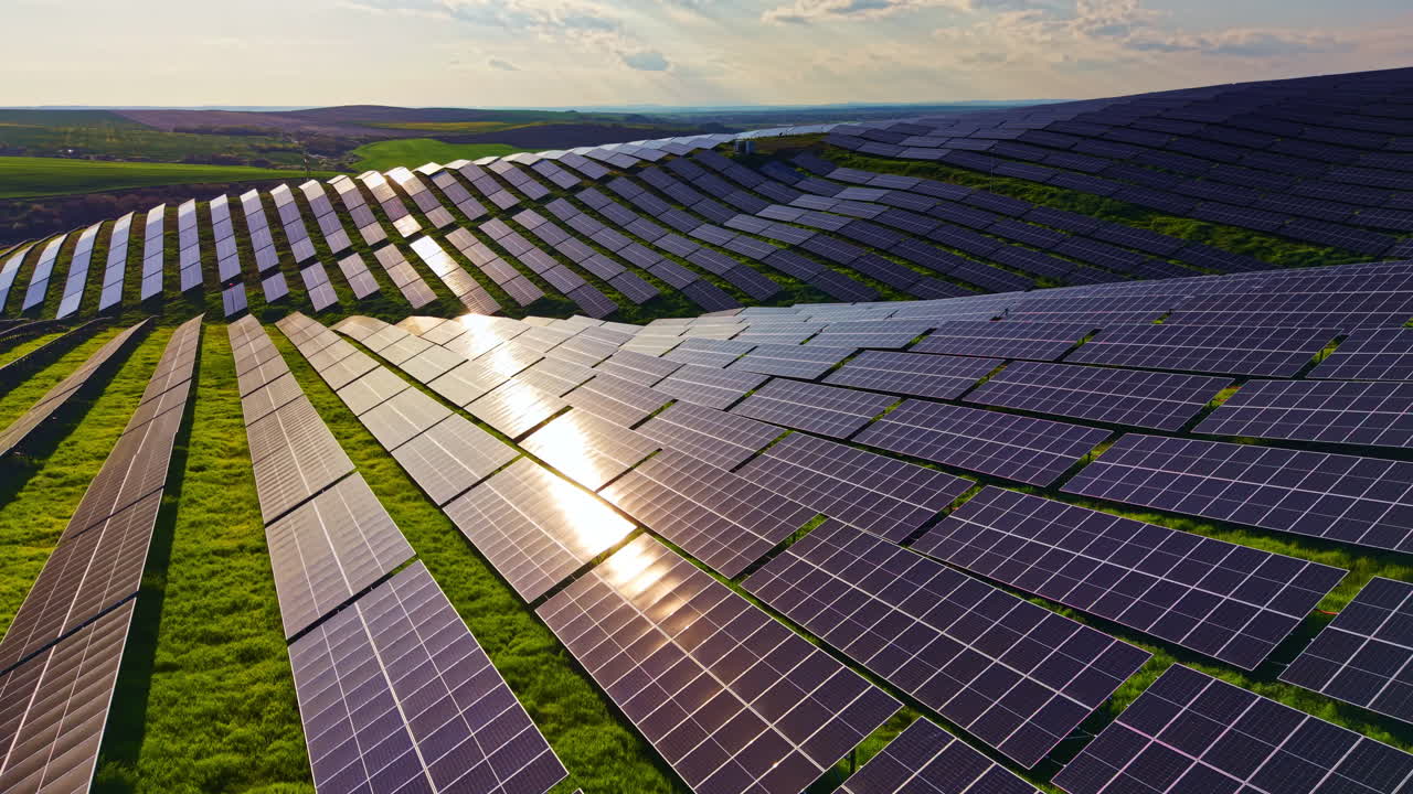 Vedvarende energiproduktion på en solcellepark om eftermiddagen med rækker af solpaneler, der absorberer sollys