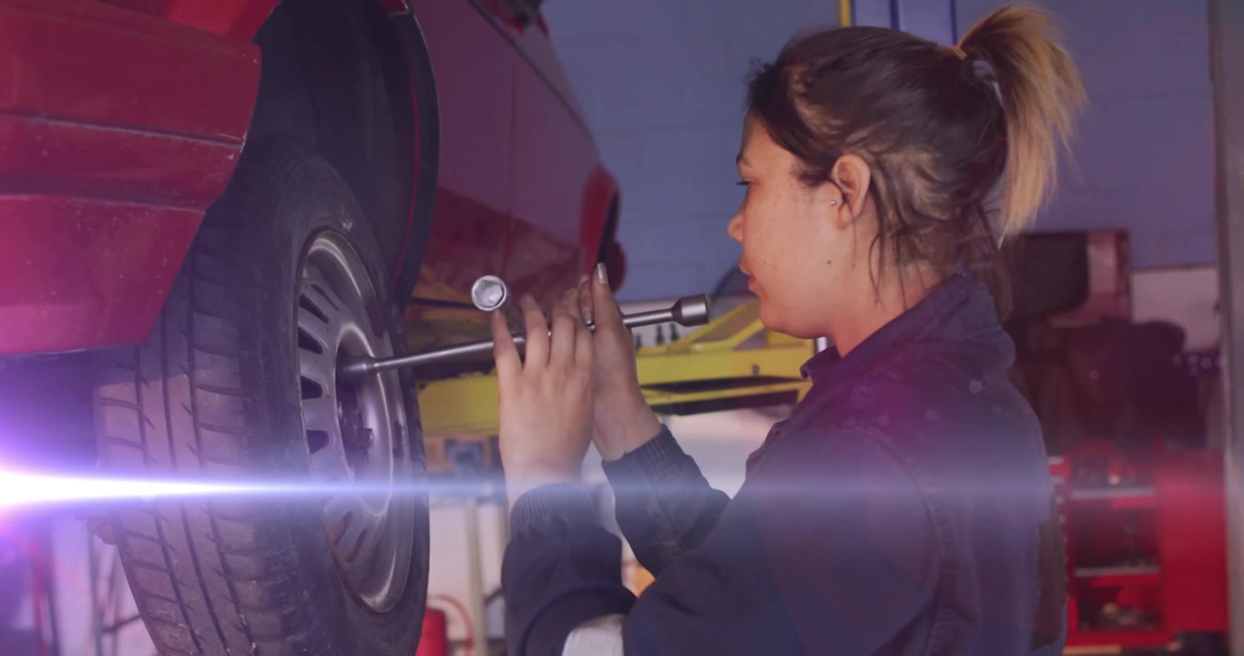 Animación de puntos de luz sobre una mujer reparando un coche.
