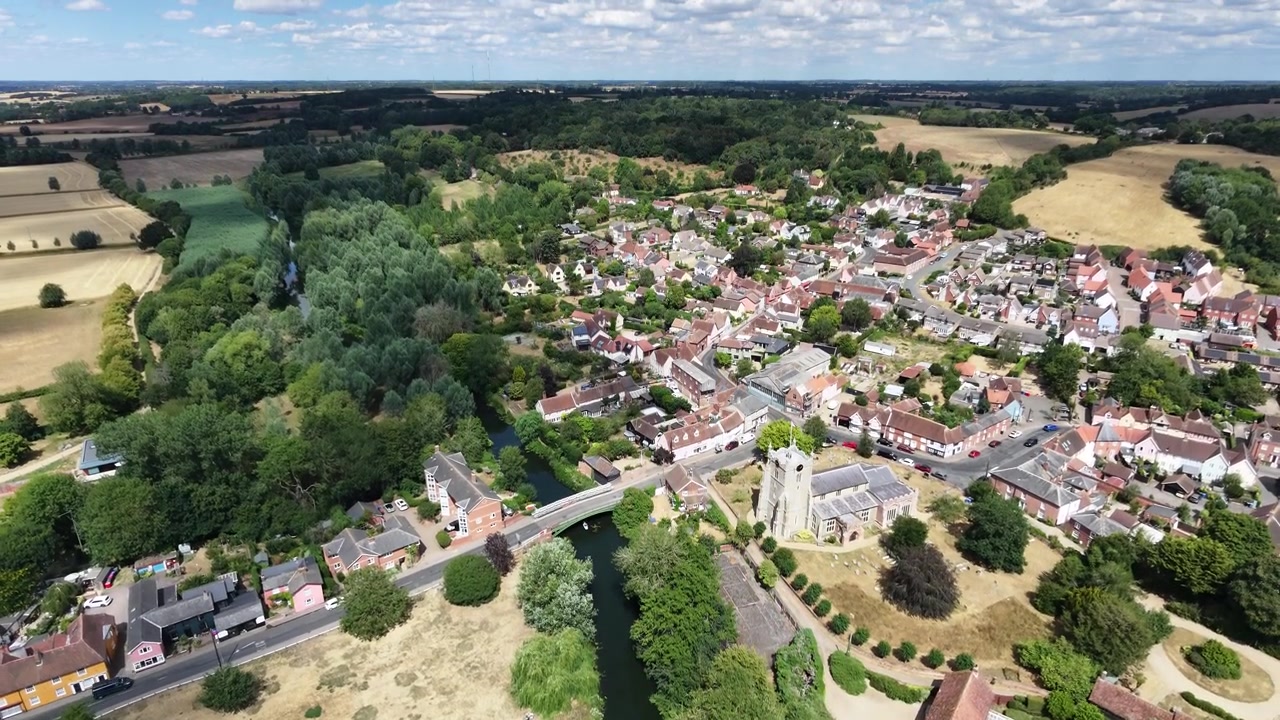 Stijgende luchtopname met drone van Bures Village Suffolk Engeland.
