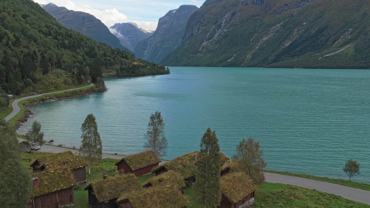 Breng seterhus ved brevannet Lovatnet i Norge, dronebilde.