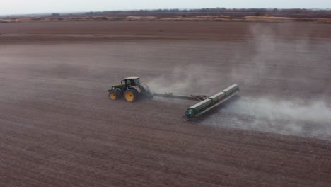 vista aérea del tractor en el trabajo en el campo de primavera-1