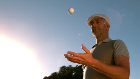 Golfista-Lanzando-Y-Atrapando-Una-Pelota-De-Golf-En-El-Campo