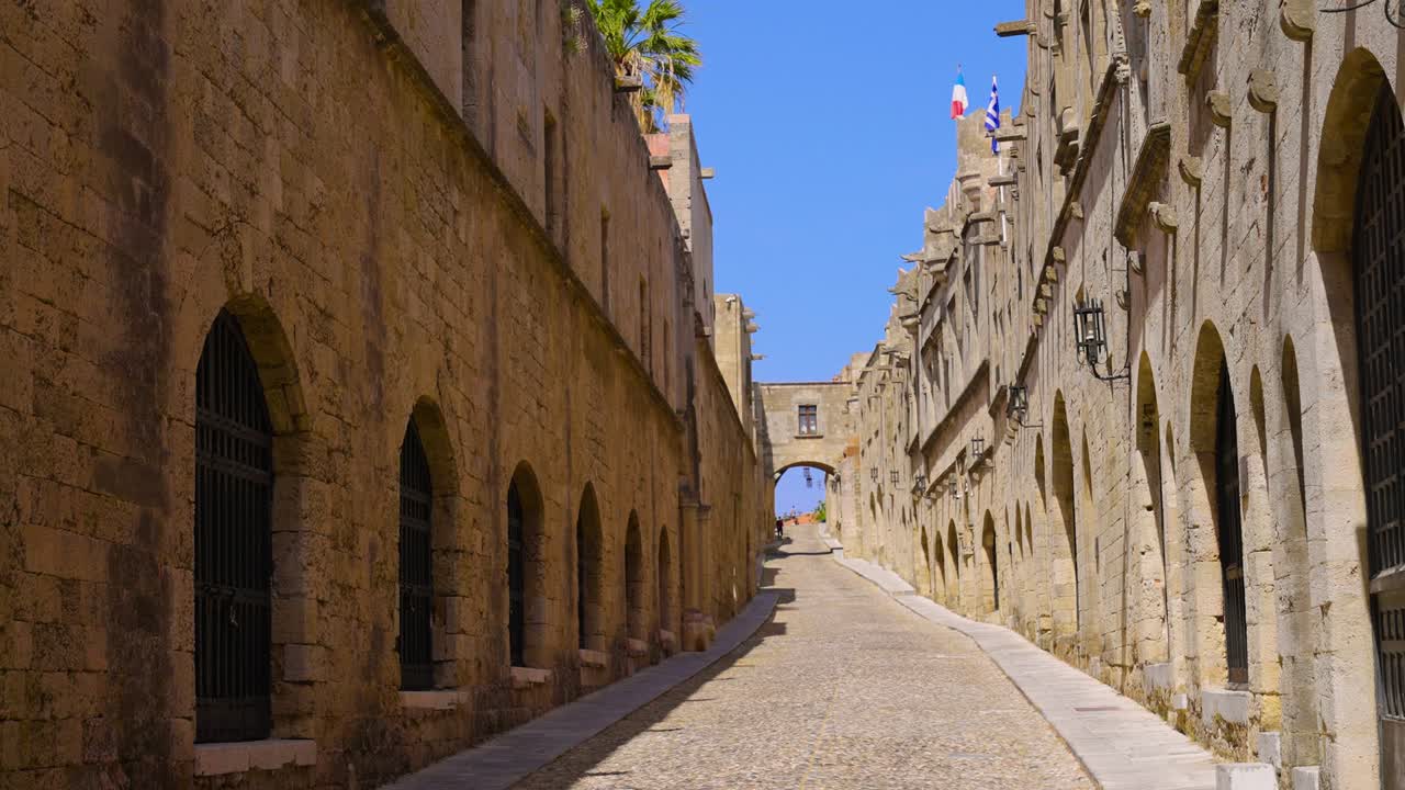 그리스 로데스 의 옛 도시 에 있는 역사적 인 자갈로 된 기사 들 의 거리