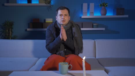 el hombre no se siente bien en casa por el frío.