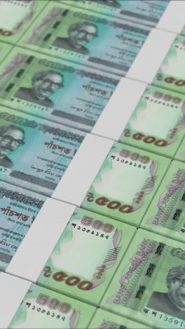 video vertical de 500 billetes de banco de taka de bangladesh impresos por una prensa de dinero