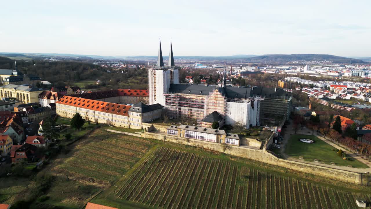 버그 클로스터 미스베르크 (bamberg kloster michelsberg) 는 도시 풍경과 포도을 드러내는 드론 비디오로 날아갑니다.