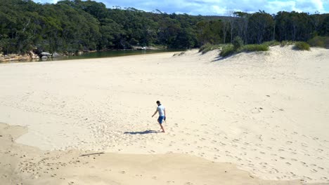 Chico-Caminando-En-La-Orilla-De-Arena-Blanca-Durante-El-Día-Soleado-Cerca-Del-Campamento-De-La-Era-Norte-En-El-Parque-Nacional-Real,-Nueva-Gales-Del-Sur,-Australia