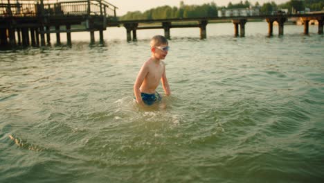 Niño-Buceando-En-Video-De-Cámara-Lenta-De-Agua