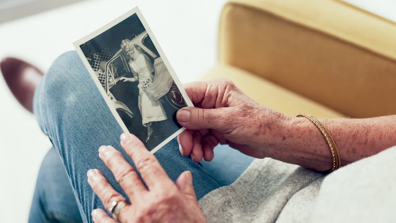 manos, imagen y memoria con una persona mayor