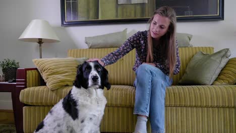 niña sentada en el sofá en casa mascotas perro cercano, lleno