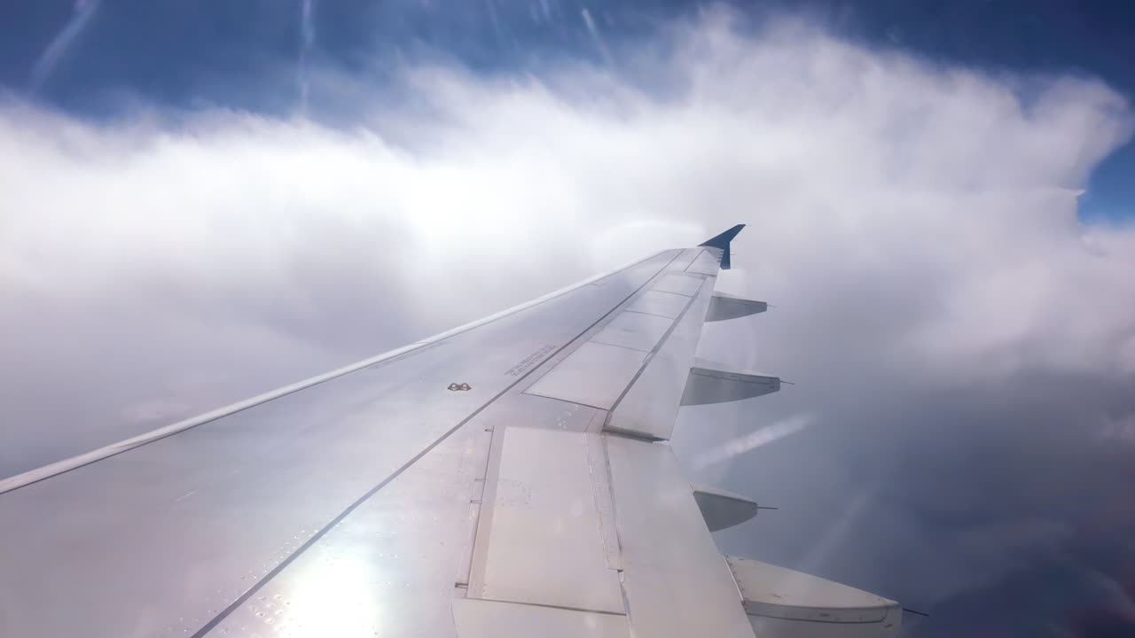 Vista dal finestrino di un aereo dell'ala del velivolo tra le nuvole