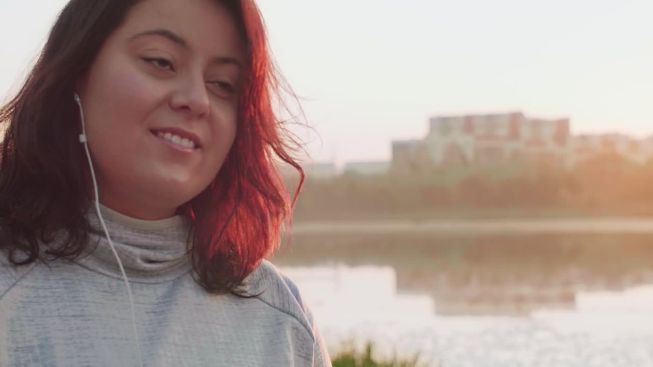 joven corredor escuchando música con auriculares