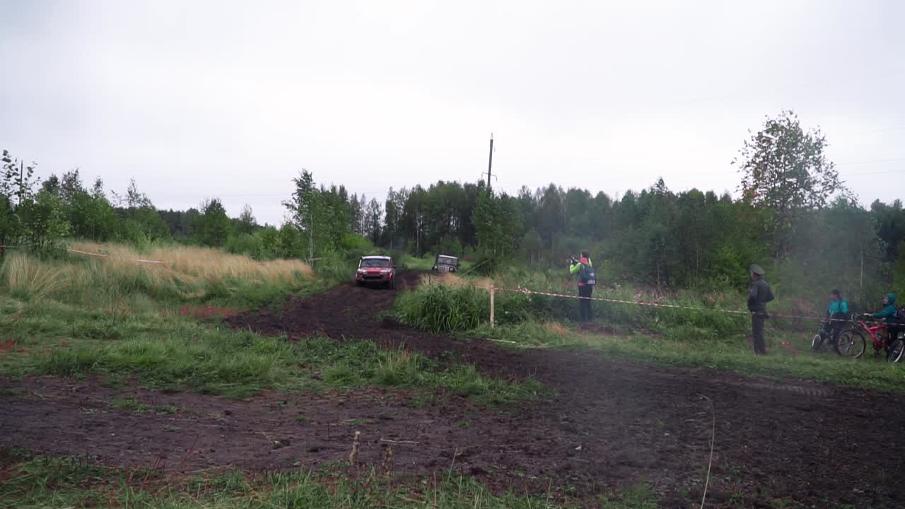 숲 속의 오프로드 차량 경주