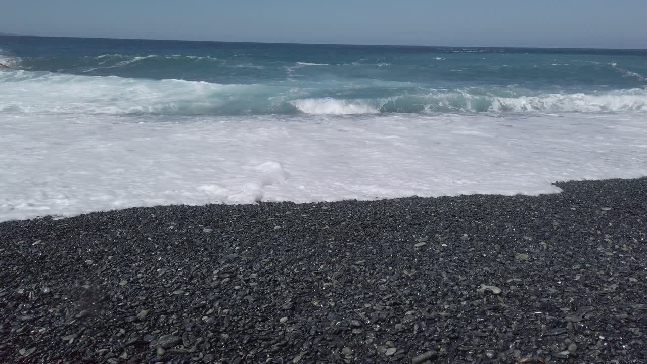 Video rilassante con onde che si infrangono sulla battigia della spiaggia di Nonza