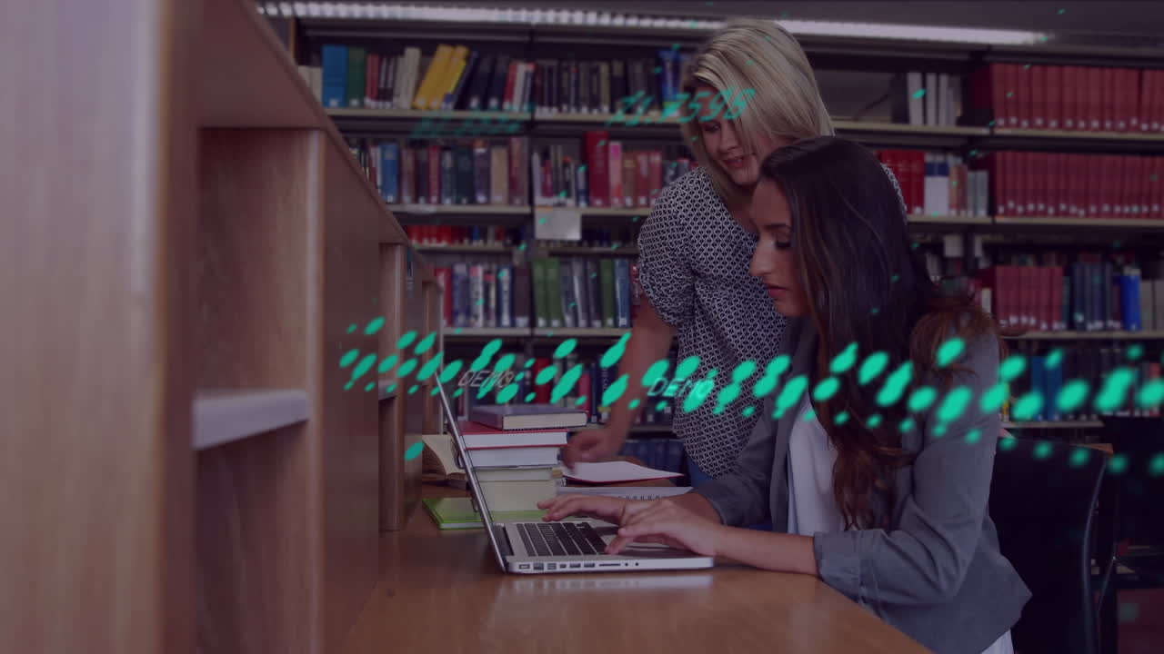 animación de iconos de procesamiento de datos sobre dos estudiantes caucásicos que usan una computadora portátil