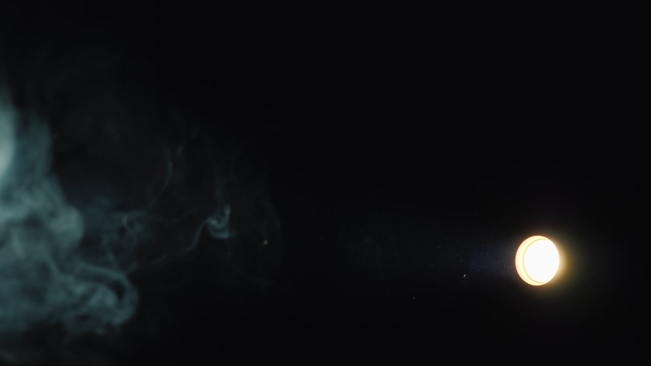 랜턴은 배경에 연기를 비춘다