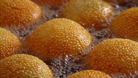 primer plano de bolas de arroz glutinoso de sésamo frito, una especialidad china