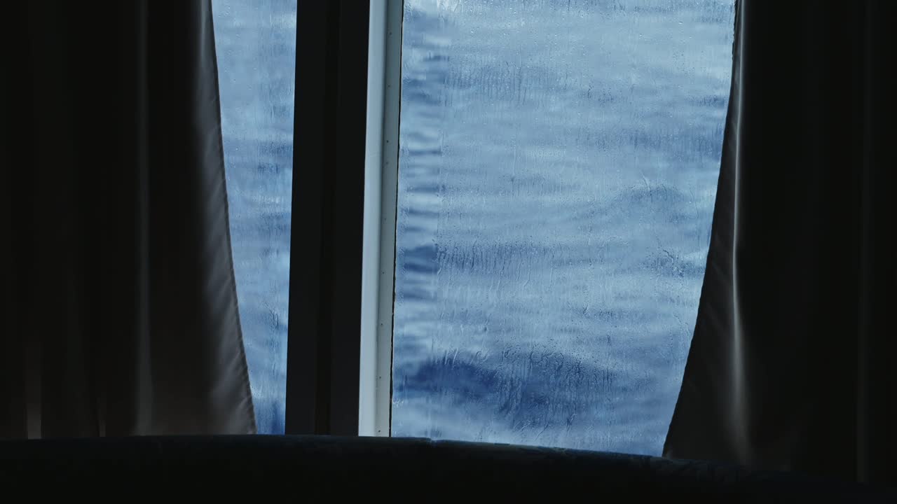 áspera pasaje de drakes vista desde el barco con ondas de océano abierto agitado en el mar peligroso, fondo de oleaje de agua azul en un viaje en barco de crucero cruzando el paso de drakes a la antártida