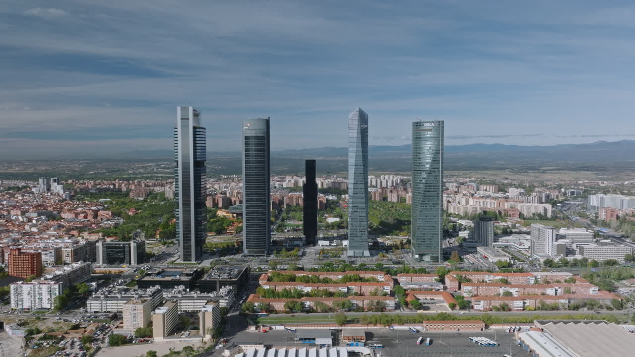 el horizonte del epicentro financiero de madrid cuenta historias de comercio, ambición y