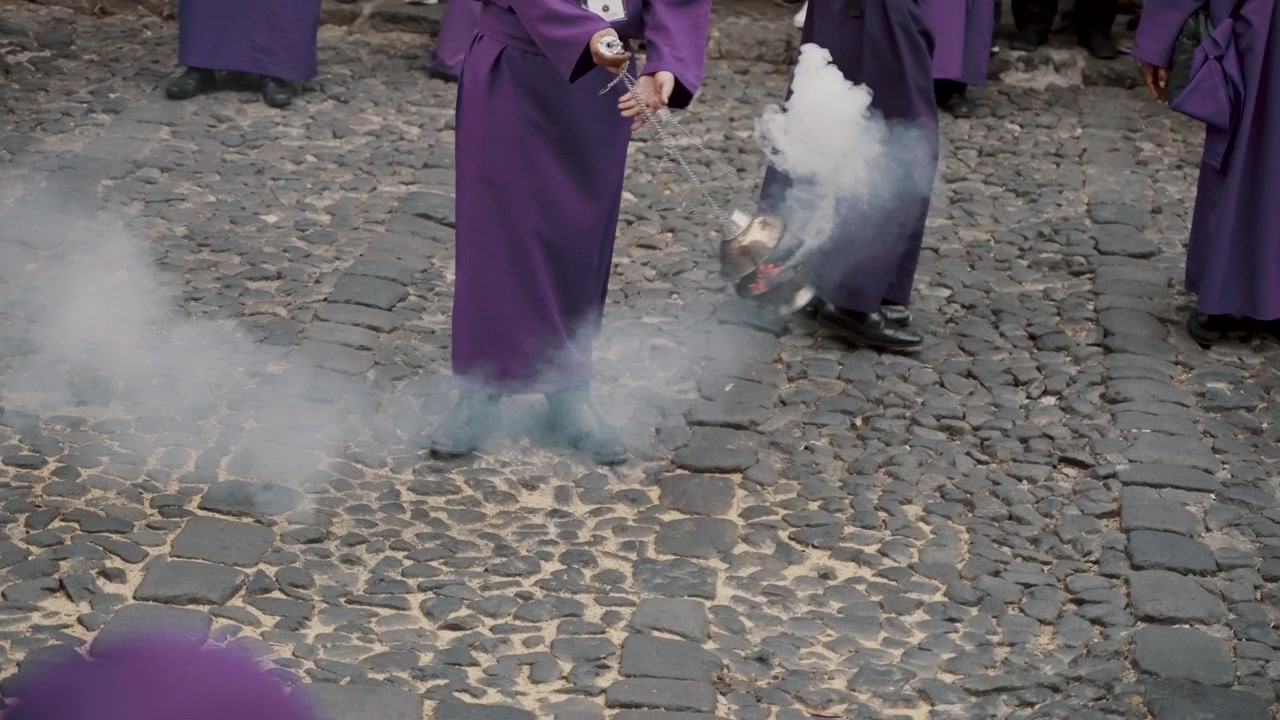 Cucuruchos con fumo di incenso, Semana Santa ad Antigua, Guatemala - ripresa dall'alto