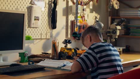 niño que estudia en el hogar