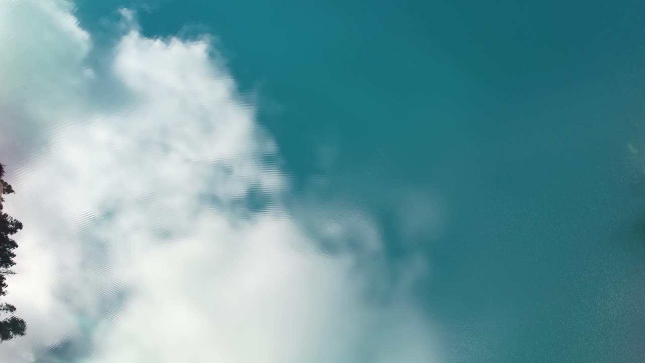 : un avión no tripulado captura el reflejo del cielo en las aguas onduladas del lago