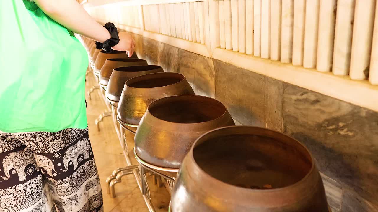 성전 그 에 동전 을 기증 하는 사람