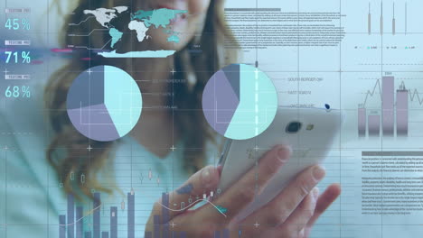 animación del procesamiento de datos estadísticos sobre una mujer caucásica feliz usando un teléfono inteligente en la oficina