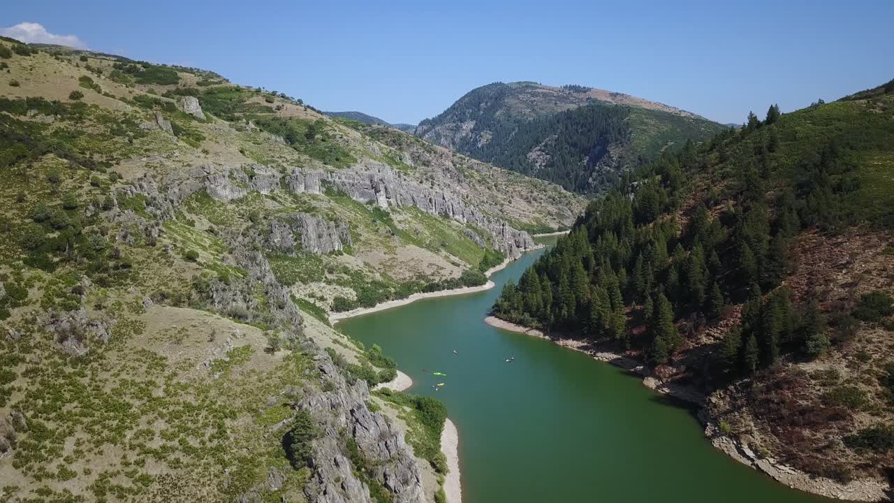 disparo de un dron volando sobre el hermoso embalse de causey en utah