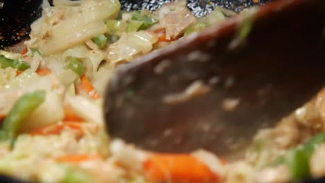 cocinar verduras y pollo fritos