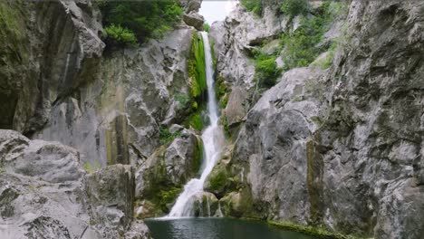 canyoning saltos turísticos en el río cetina, croacia, cascadas aéreas salvajes