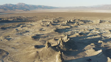 Toma-Aérea-Suave-Y-Lenta-Que-Revela-Un-Paisaje-Lleno-De-Pináculos-En-El-Desierto-De-California