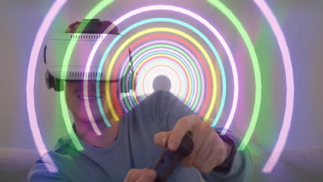 animación de un túnel con formas de neón sobre un hombre caucásico usando auriculares vr