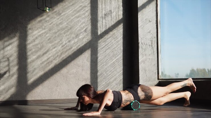 Donna che esegue esercizi con il foam roller