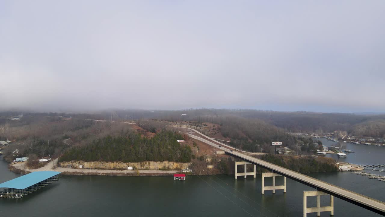 puente del lago de ozarks que conecta st