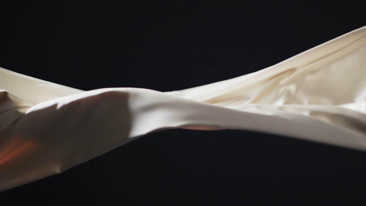 animación de tejido blanco soplado con espacio de copia sobre fondo negro