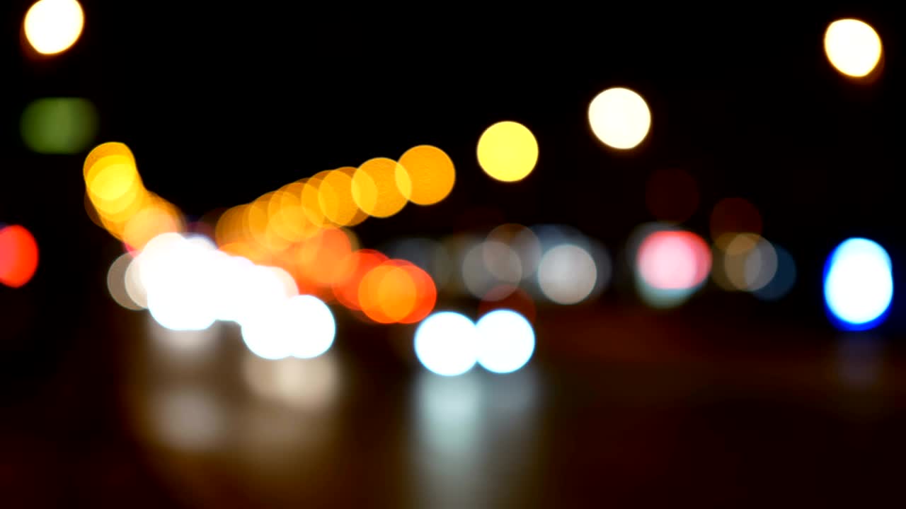 luces desenfocadas calle de los ángeles resumen. fondo borroso de la ciudad. círculos de bokeh en movimiento del tráfico nocturno.