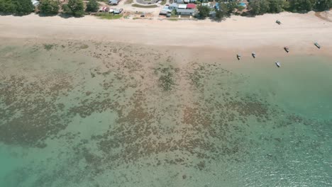 Hermosa-Vista-Aérea-Del-Drone-Paraíso-Telok-Melano-Sarawak,-Kampung-Telok-Melano-Fue-Una-Vez-Un-Refugio-Durante-Las-Tormentas-Marinas-Para-Los-Comerciantes-Desde-Sambas,-Indonesia-Hasta-Kuching