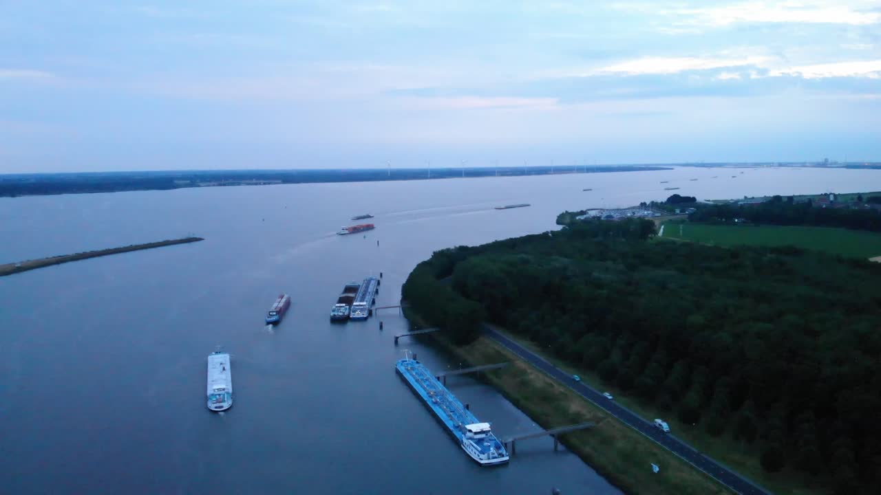 흐린 변덕스러운 날 네덜란드 디프를 따라 수로 입구에 대한 공중 전망