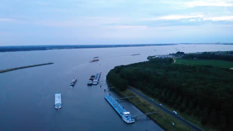 vista aérea sobre la entrada de la vía fluvial a lo largo de hollands diep en un día nublado