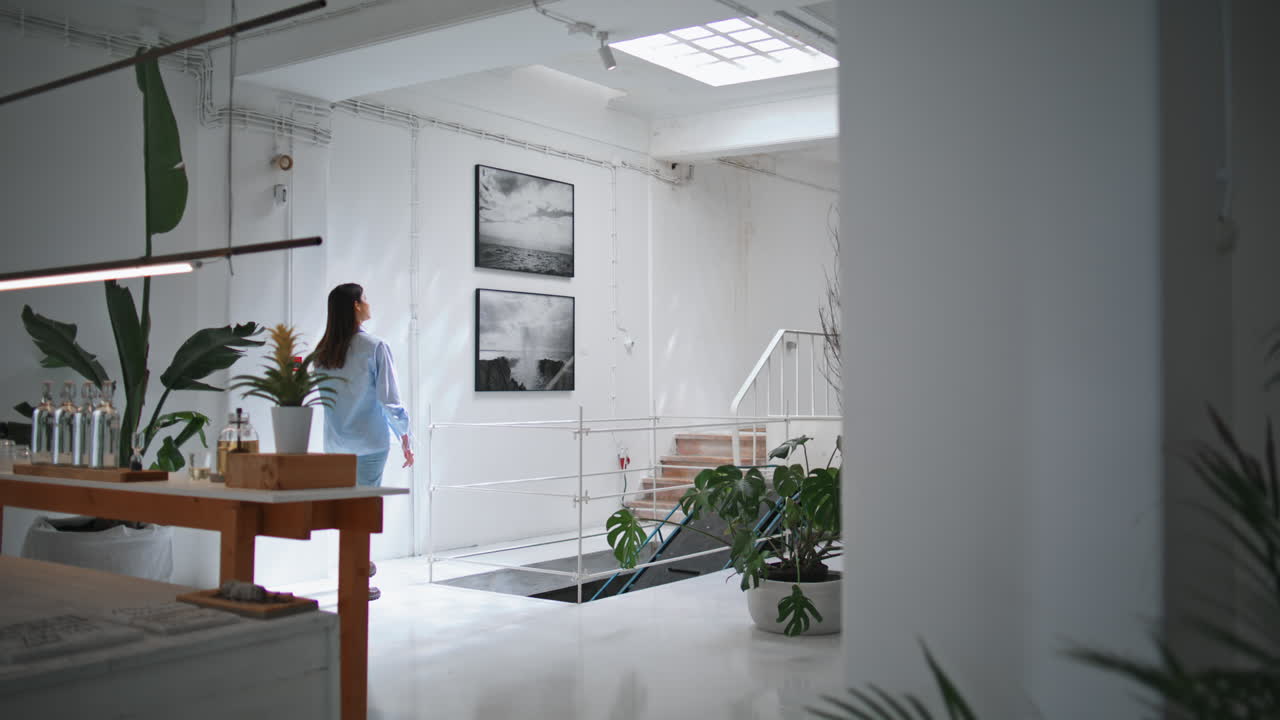 동시대 미술관을 방문하는 여성. 뒷면. 편안한 소녀 걸어가는 홀