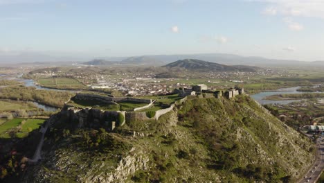 panorámica aérea sobre el imponente castillo rozafa, también conocido como castillo shkoder, en el noroeste de albania