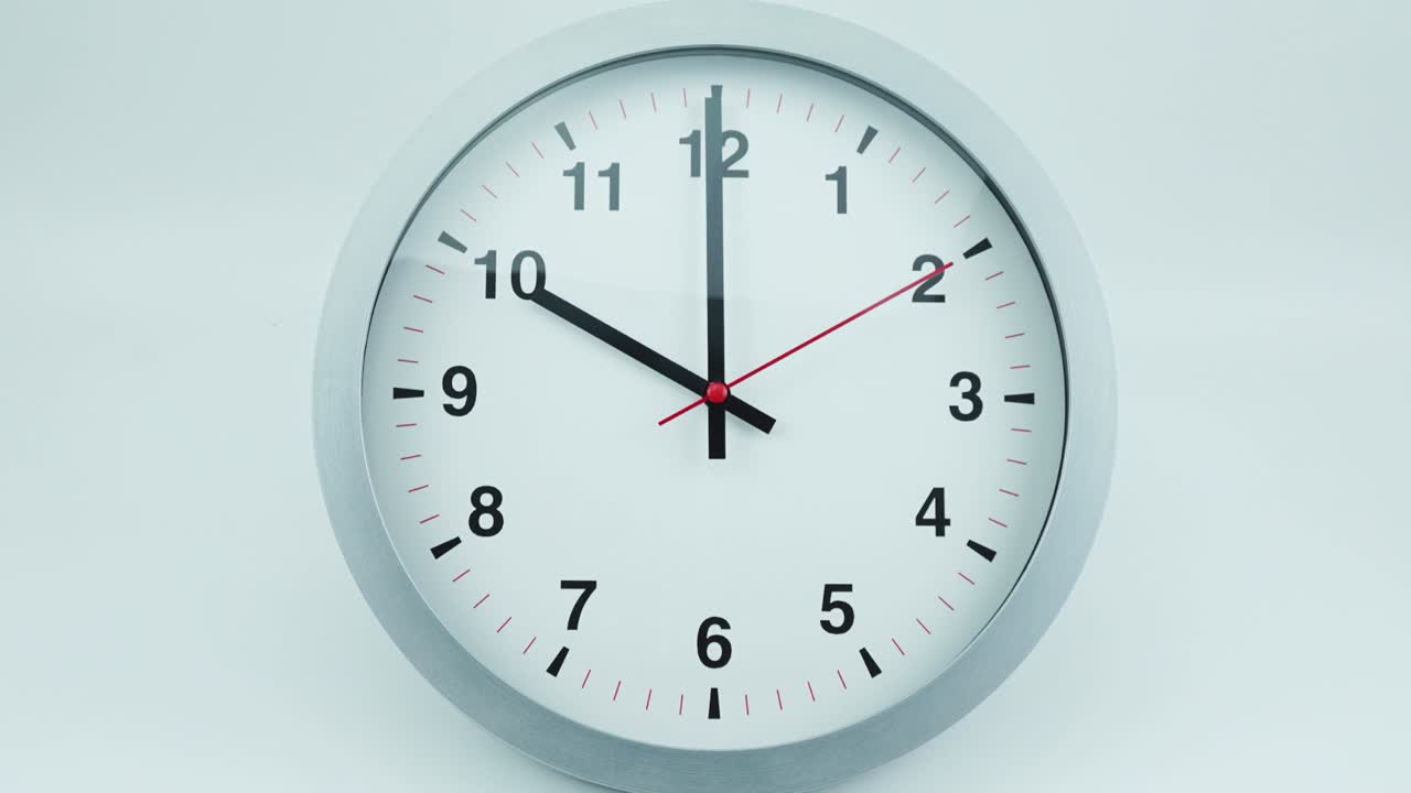 Time lapse, orologio da parete bianco che segna le dieci
